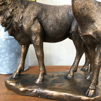 Hirschpaar-Ornament aus bronzefarbenem Kunstharz