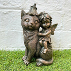 Fee auf Katze aus Kunstharz für den Garten