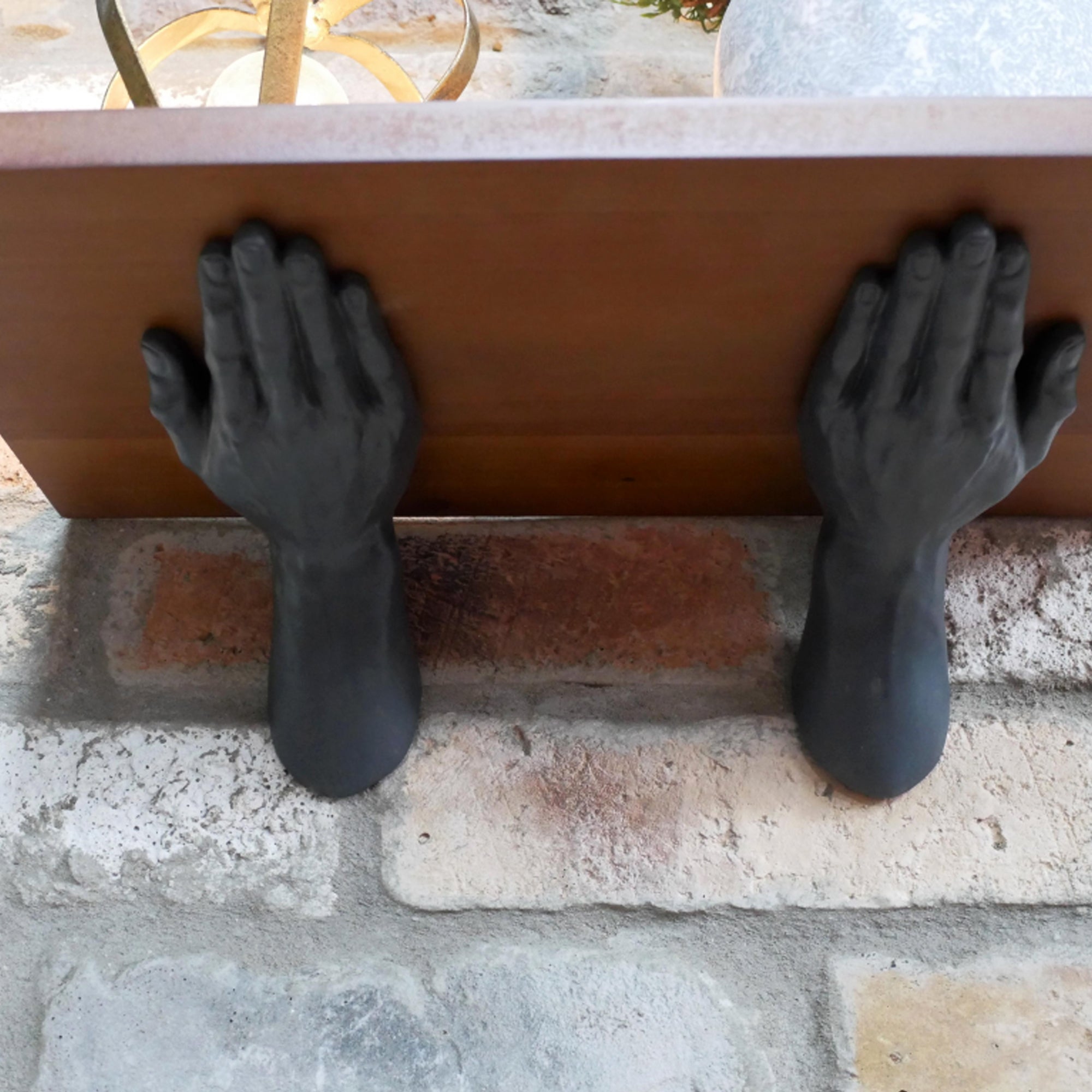 Wandregal aus Holz mit Händen