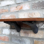 Wandregal aus Holz mit Händen