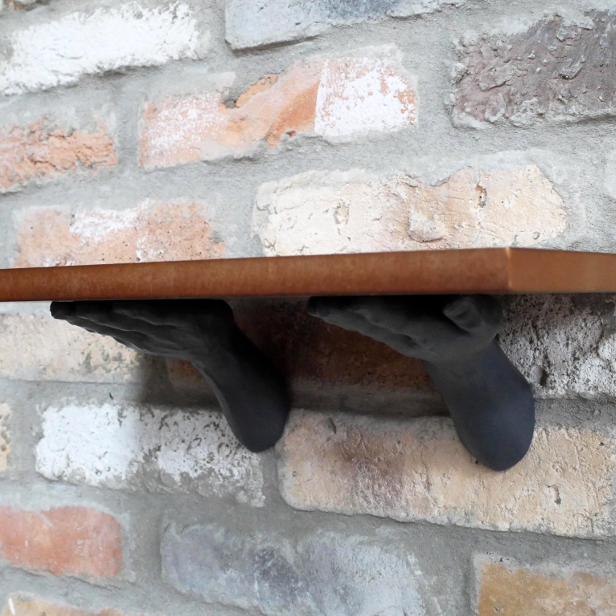 Wandregal aus Holz mit Händen