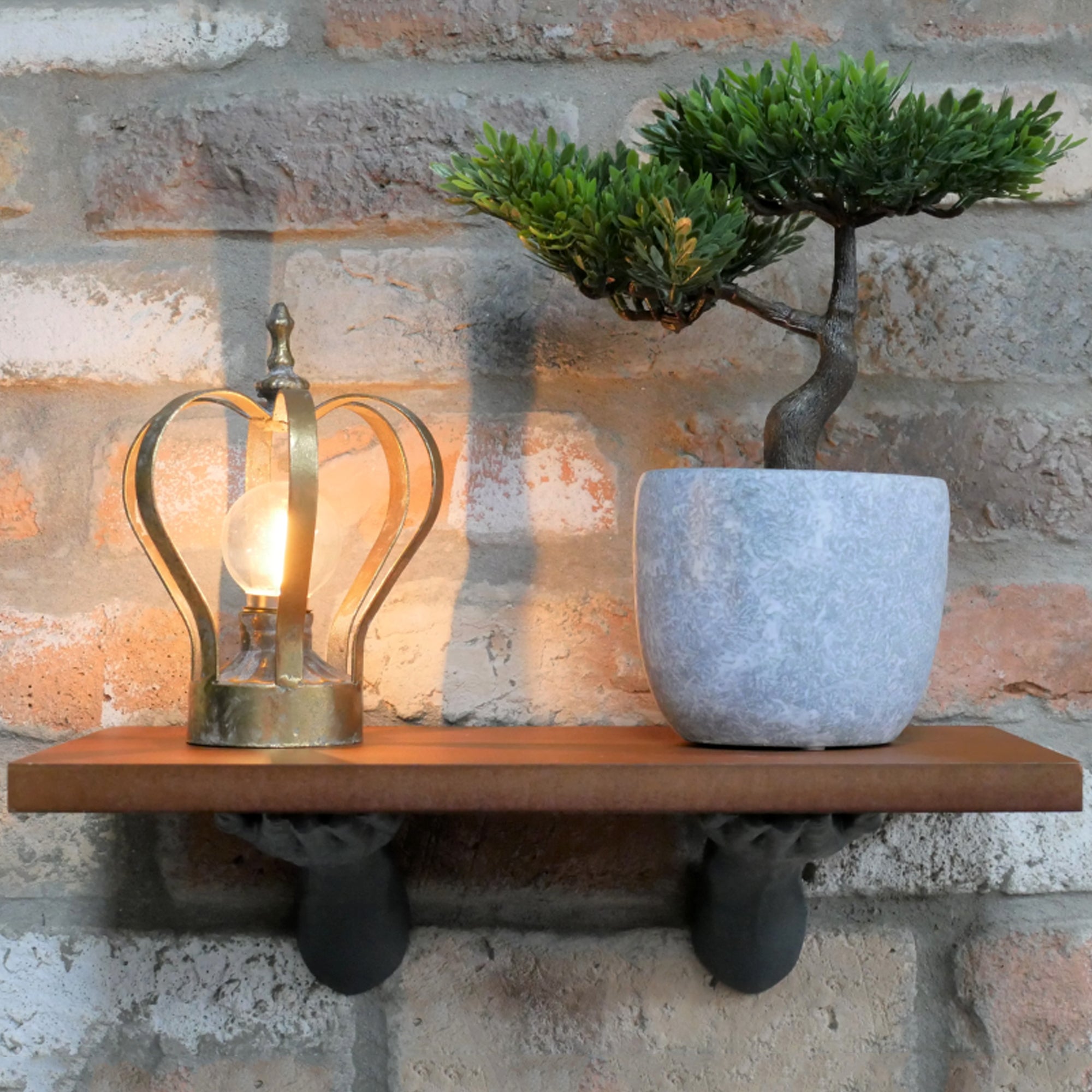 Wandregal aus Holz mit Händen