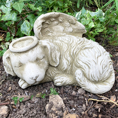 Steinskulptur zum Gedenken an einen Hund