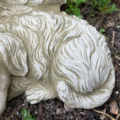 Steinskulptur zum Gedenken an einen Hund