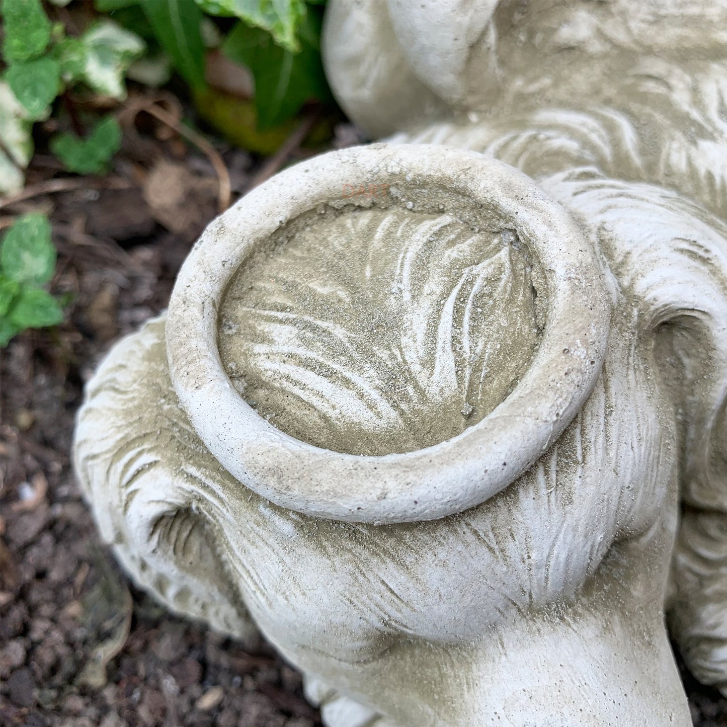 Steinskulptur zum Gedenken an einen Hund