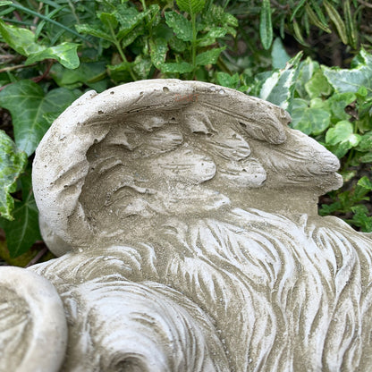 Steinskulptur zum Gedenken an einen Hund