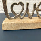 Chrom-Teelichthalter „Love“ auf Holzsockel