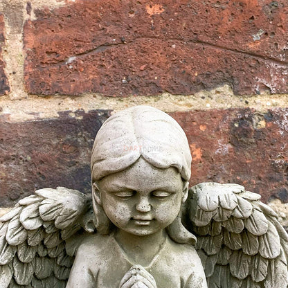 Gartenskulptur betender Engel aus Stein