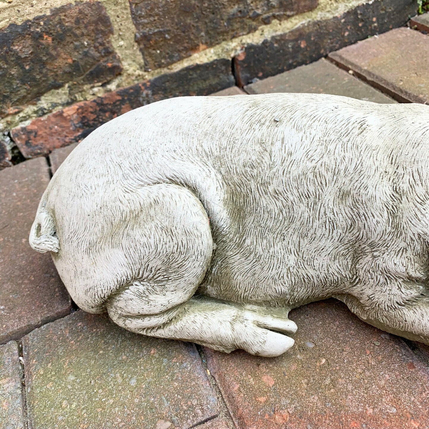 Steinskulptur „Schlafendes Schwein“ für den Garten