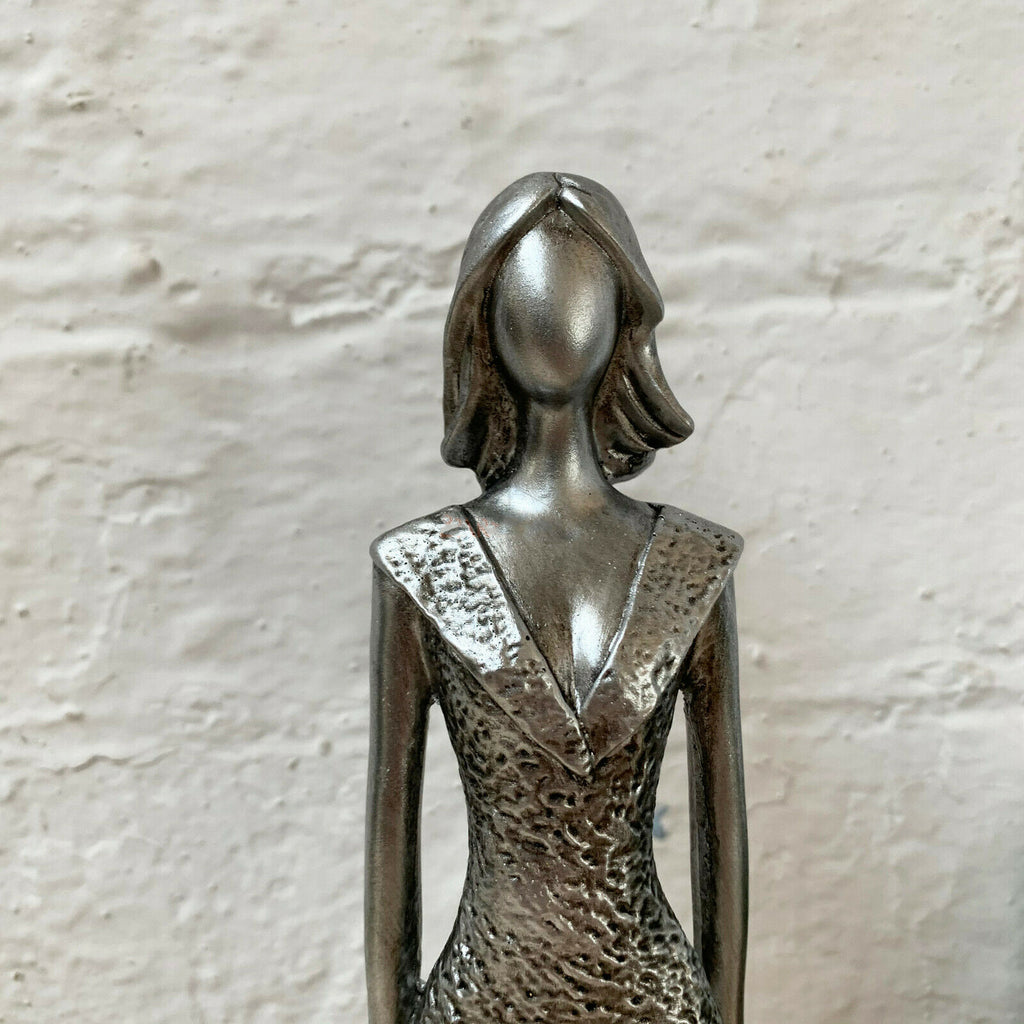 Elegante Damenfigur aus silbernem Kunstharz, 38 cm
