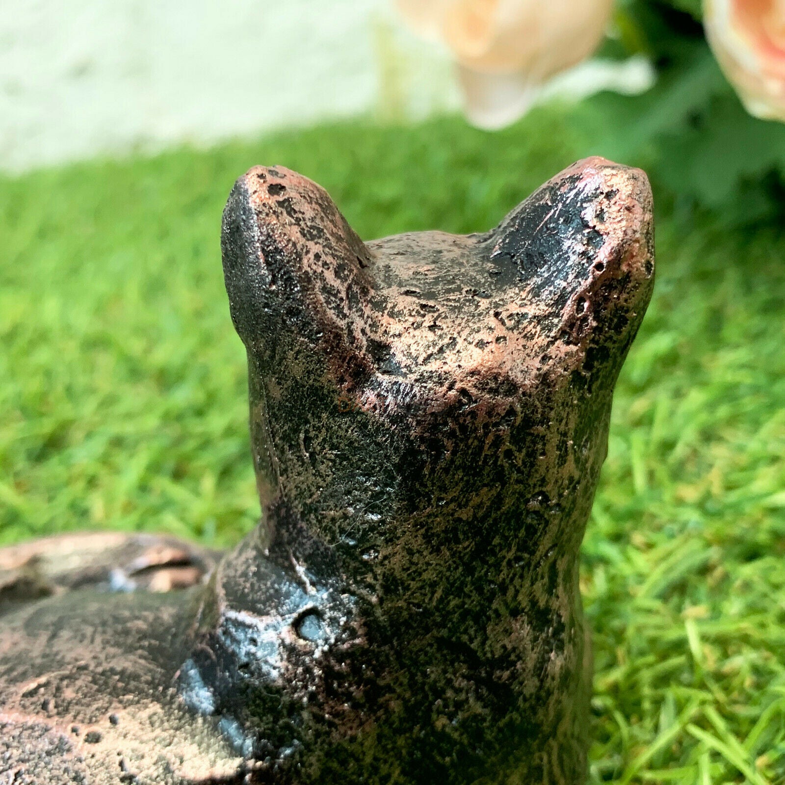 Miniatur-Bronze-Ornament mit liegender Katze