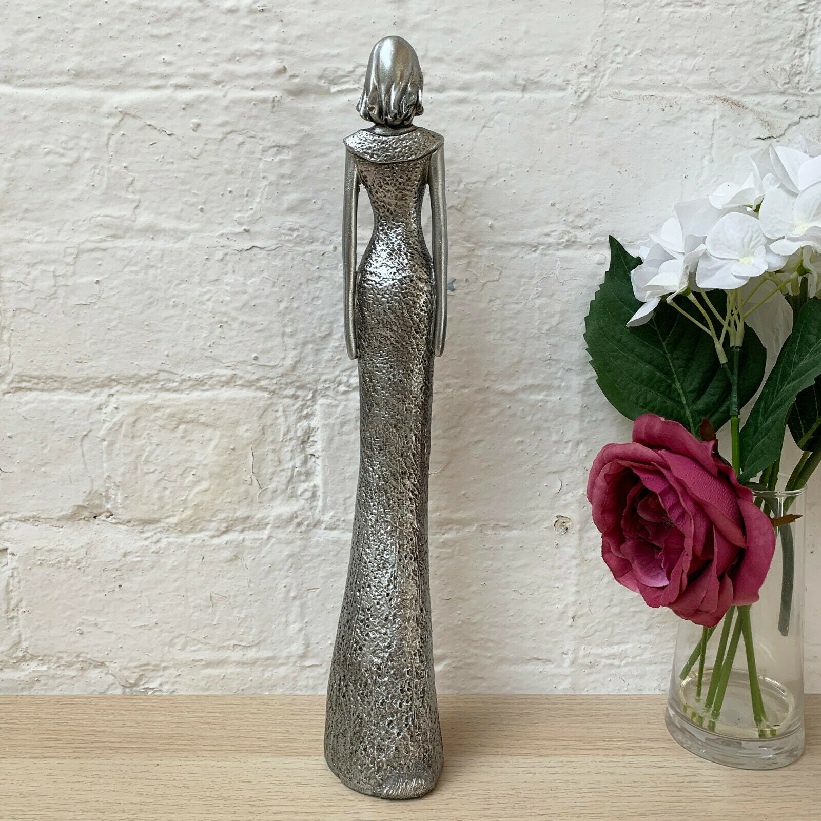 Elegante Damenfigur aus silbernem Kunstharz, 38 cm
