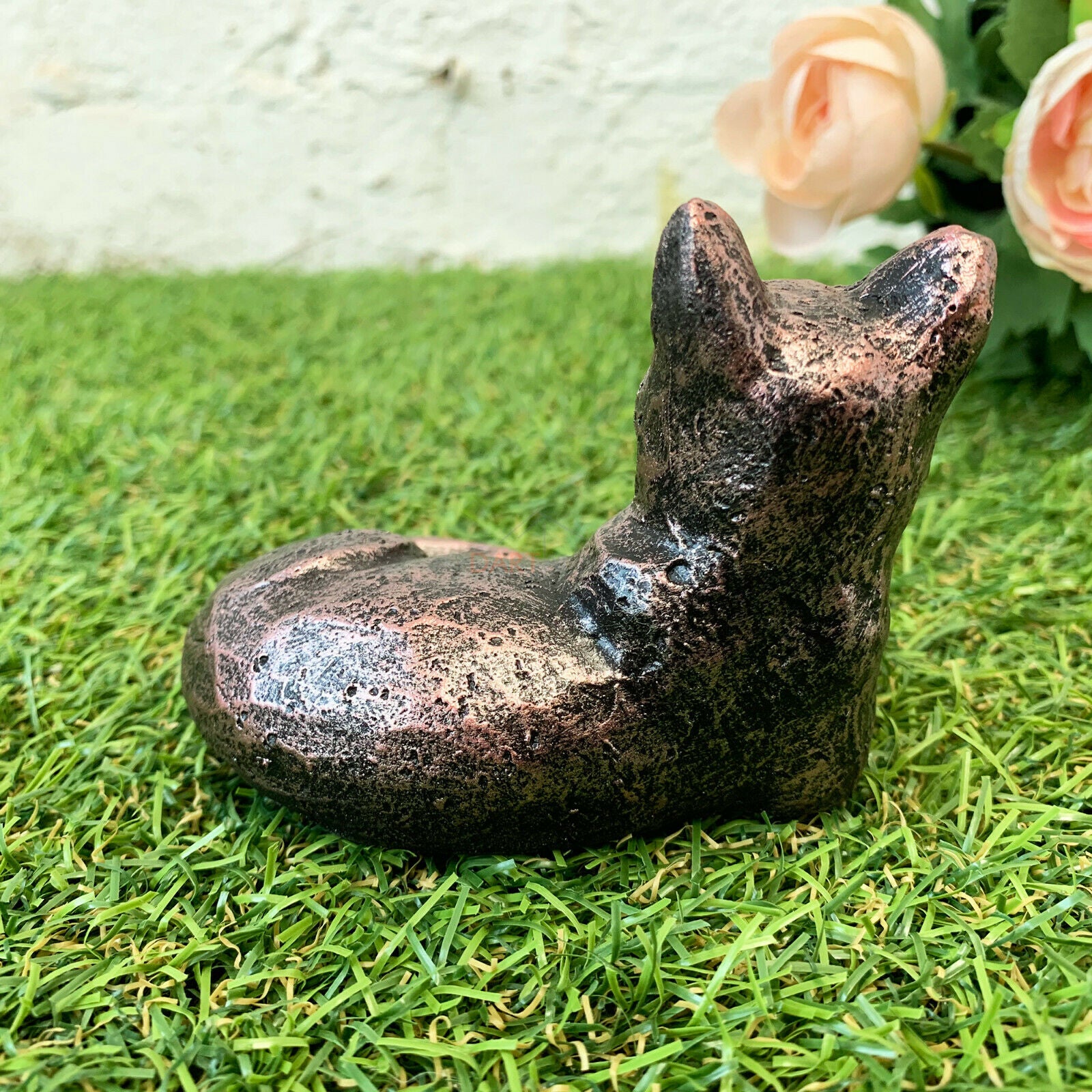 Miniatur-Bronze-Ornament mit liegender Katze
