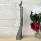 Elegante Damenfigur aus silbernem Kunstharz, 38 cm