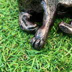 Miniatur-Bronze-Ornament mit liegender Katze