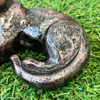 Miniatur-Bronze-Ornament mit liegender Katze