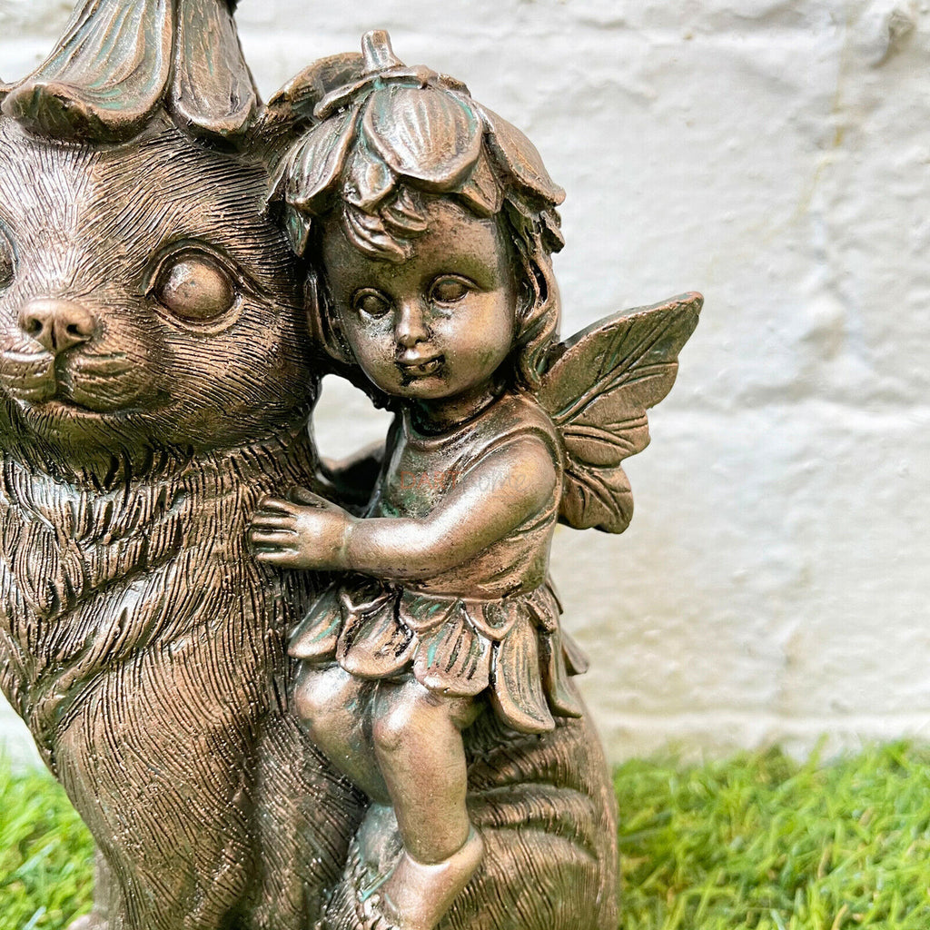 Fee auf Katze aus Kunstharz für den Garten