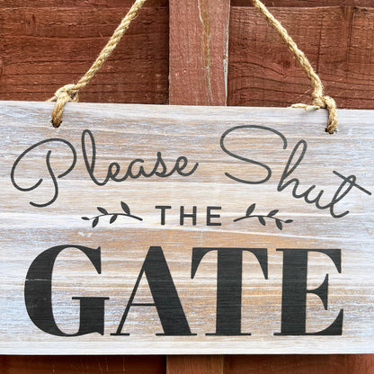 Hängendes Gartenschild „Shut The Gate“.