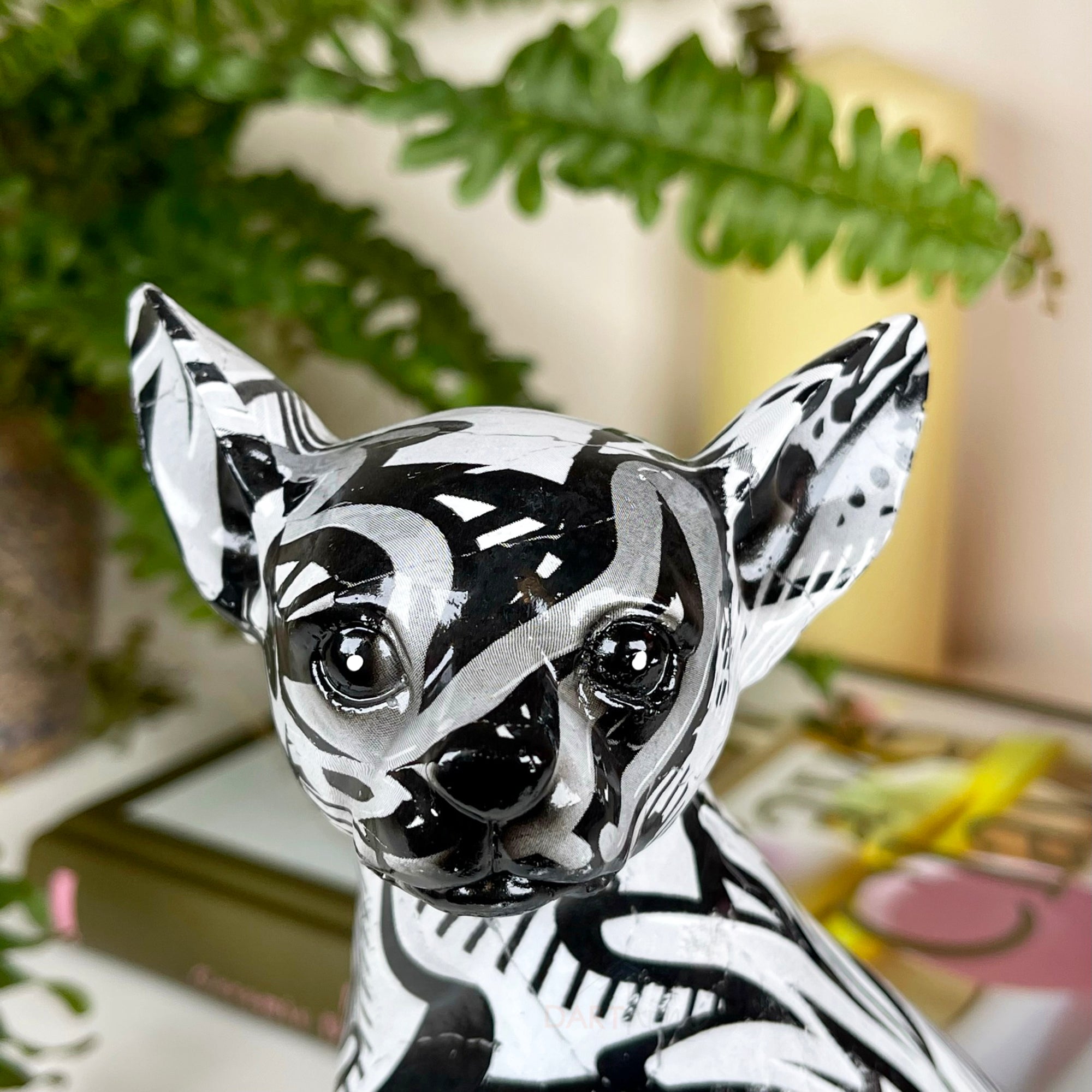 Monochromes Graffiti sitzendes Chihuahua-Ornament