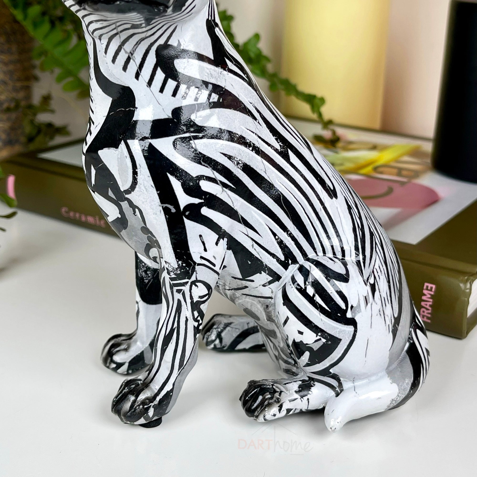 Monochromes Graffiti sitzendes Chihuahua-Ornament