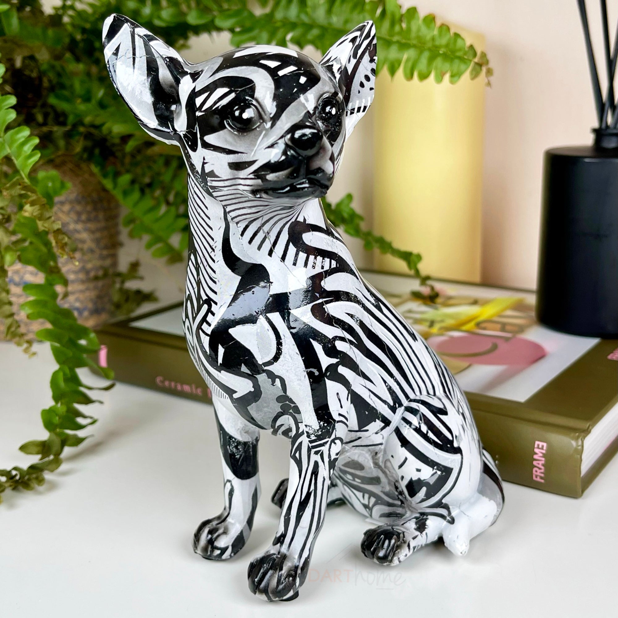 Monochromes Graffiti sitzendes Chihuahua-Ornament