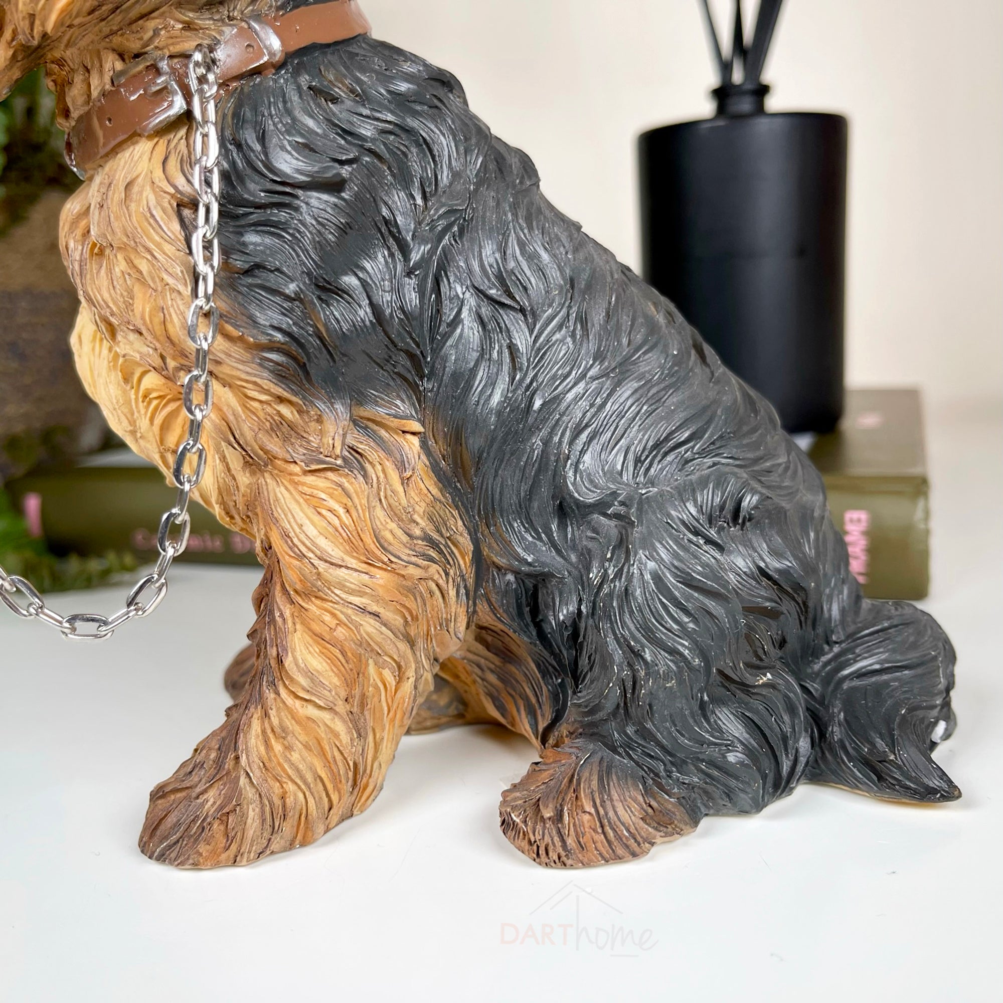 Yorkshire-Terrier-Hund mit Bleiverzierung