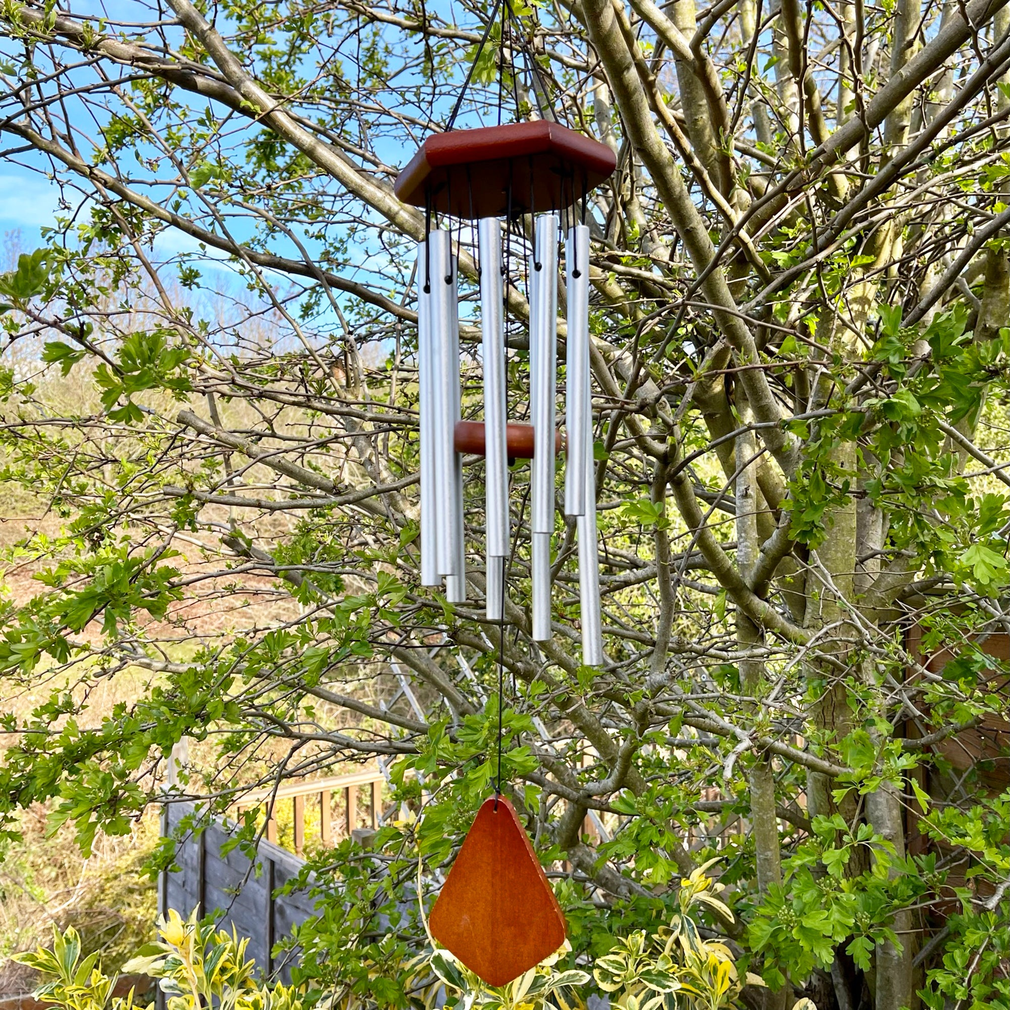 Musikalisches Windspiel aus satiniertem Chrom, 71,1 cm