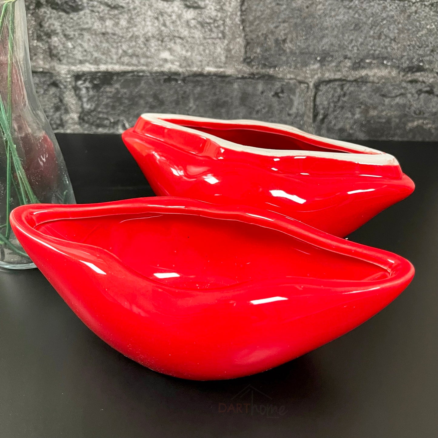 Rote Lippen-Ornament aus Keramik