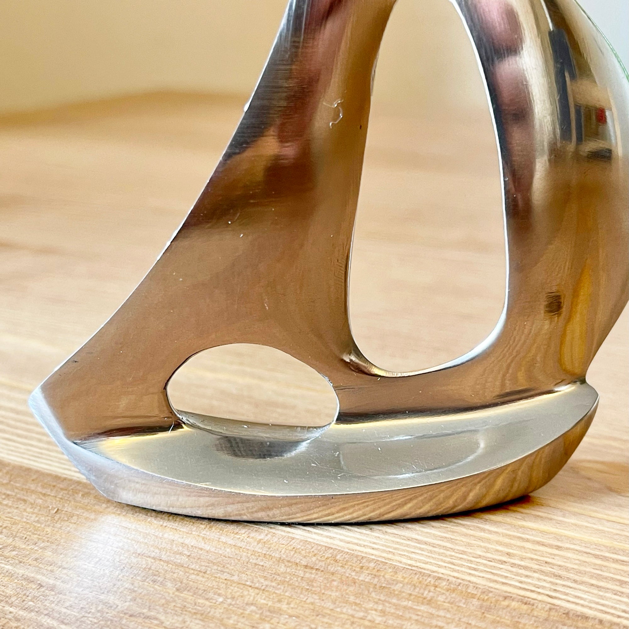 Kleines Bootsornament aus verchromtem und silbernem Metall