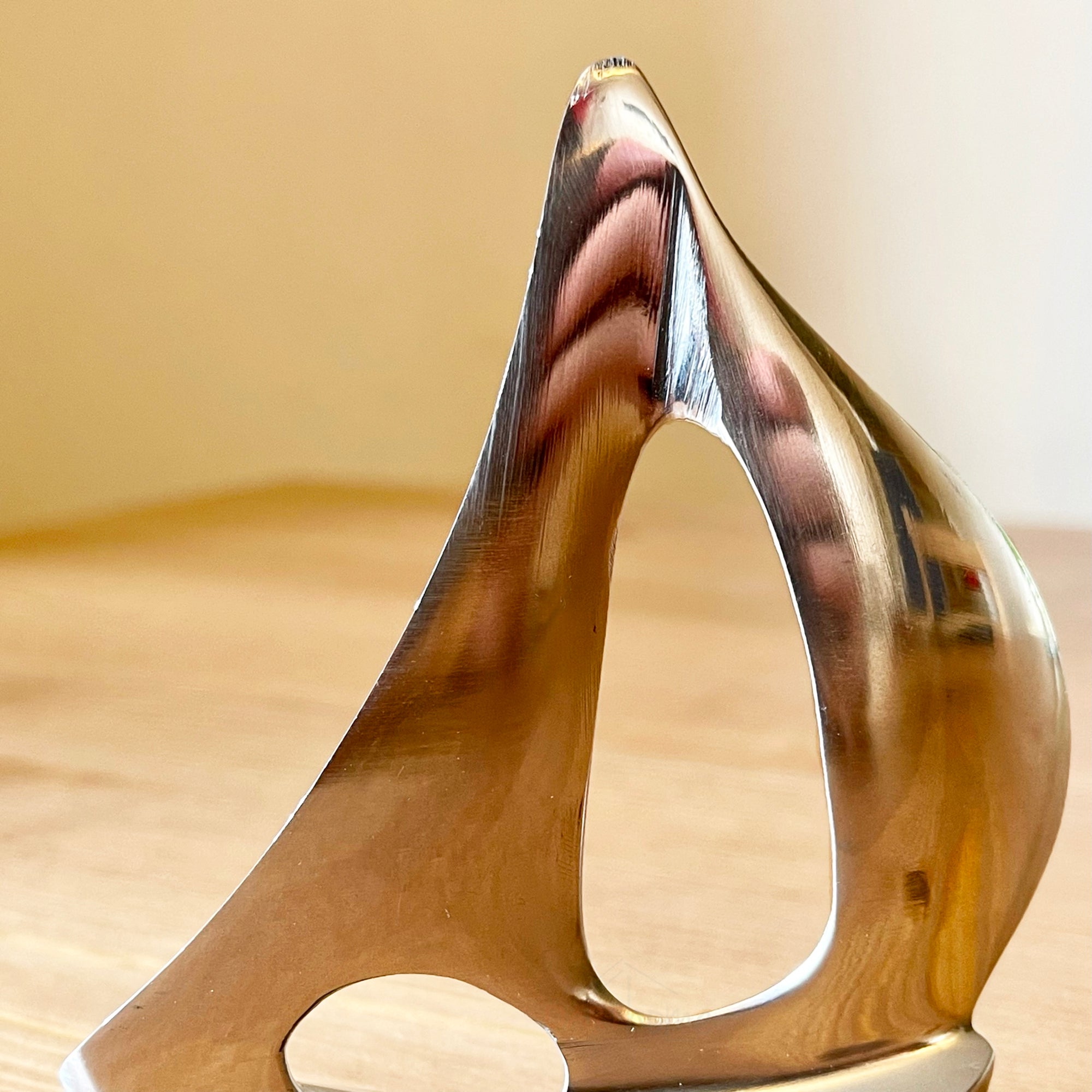 Kleines Bootsornament aus verchromtem und silbernem Metall