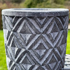 Geometrischer Blumentopfhalter aus grauem Stein