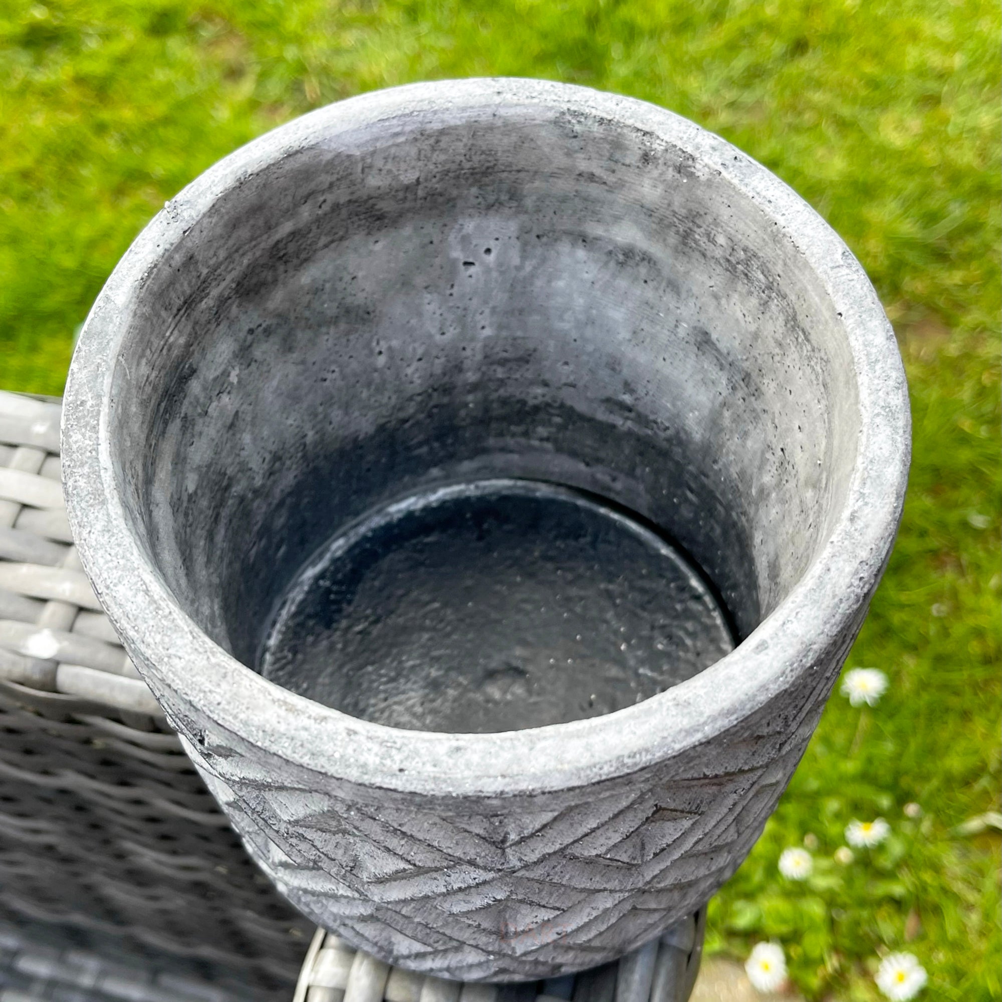 Geometrischer Blumentopfhalter aus grauem Stein