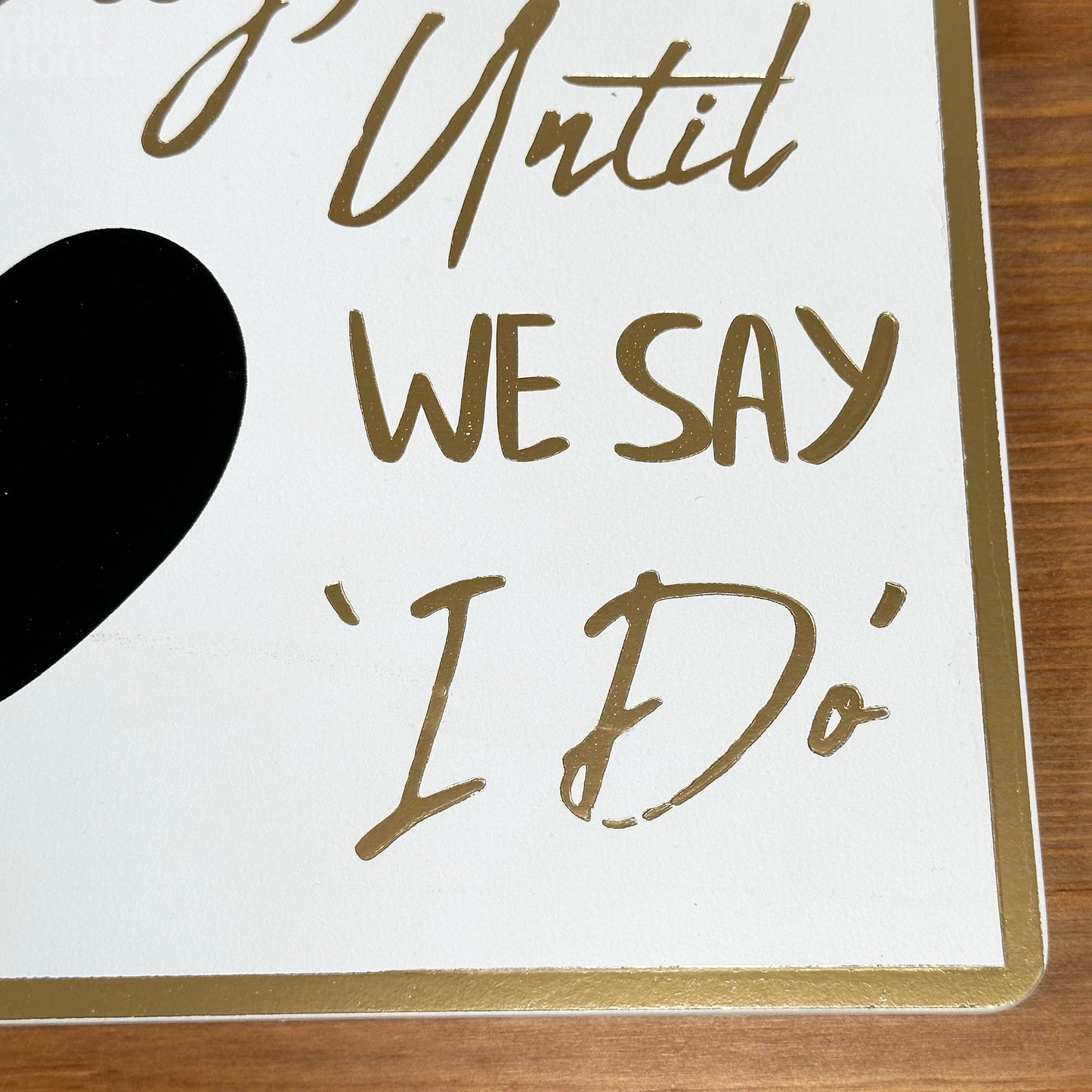 Countdown-Plakette für den Hochzeitstag mit goldenem Schriftzug