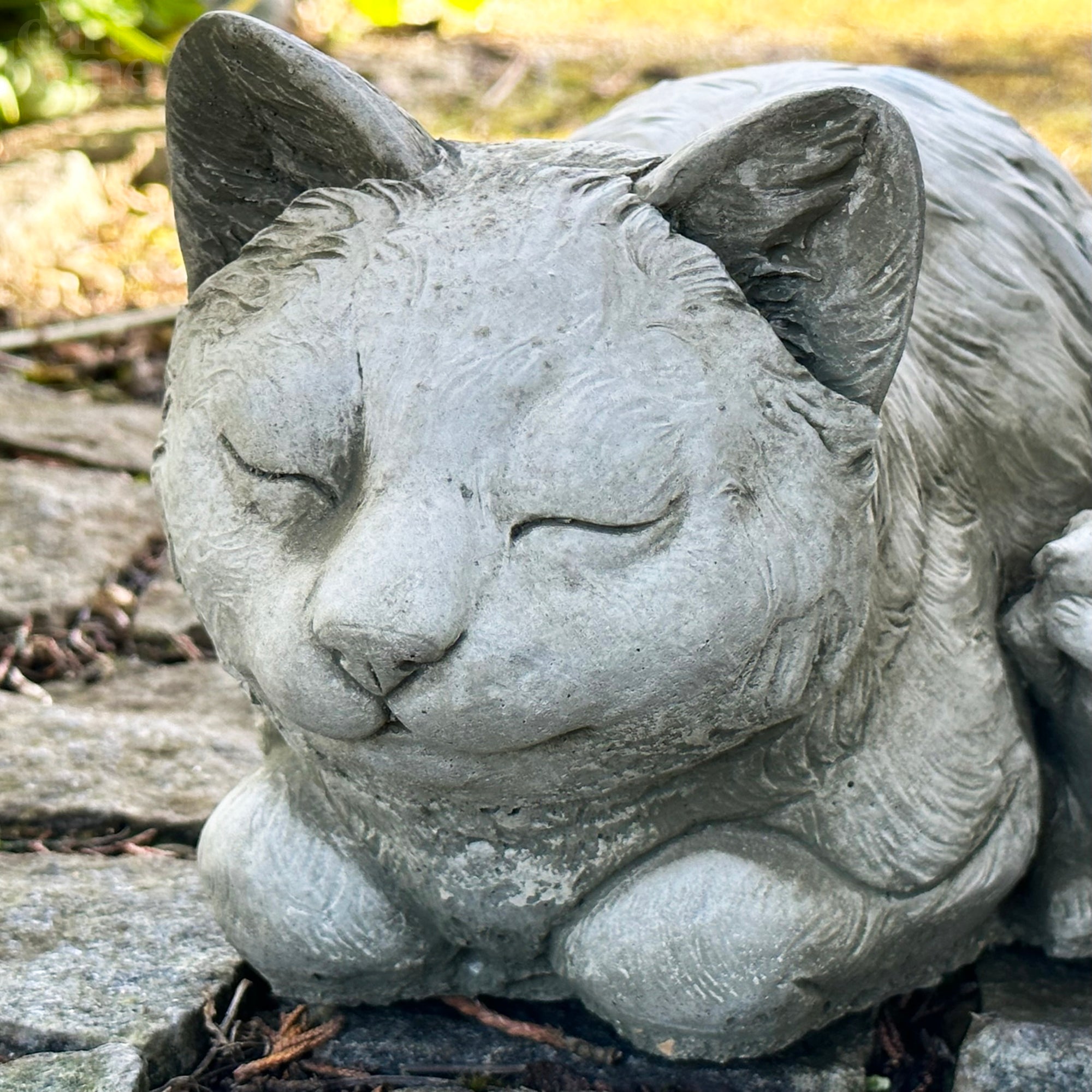 Steinkatzen- und Mausskulptur