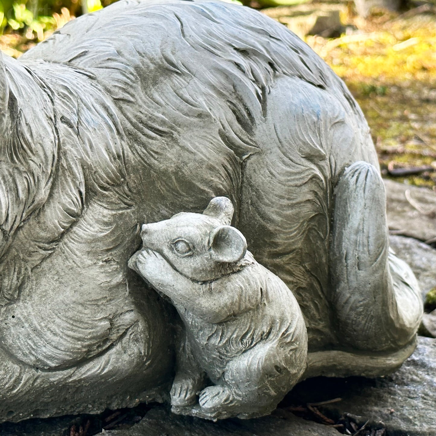 Steinkatzen- und Mausskulptur