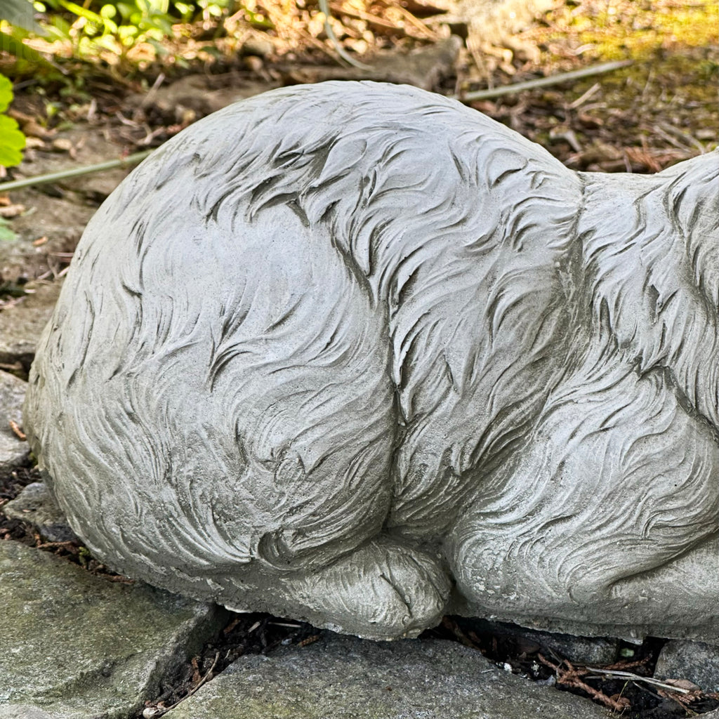 Steinkatzen- und Mausskulptur
