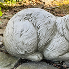 Steinkatzen- und Mausskulptur