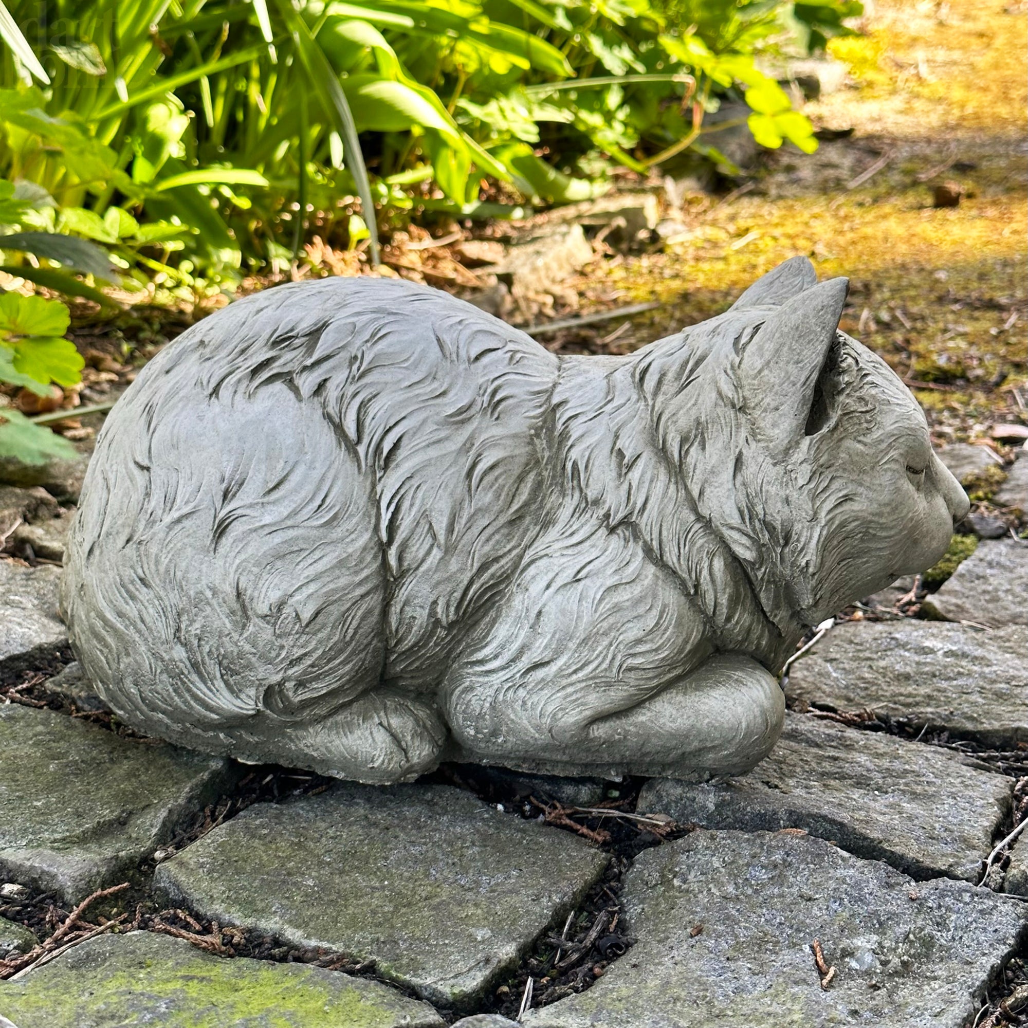 Steinkatzen- und Mausskulptur