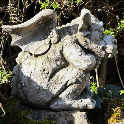 Schlummernde Drachenskulptur aus Stein