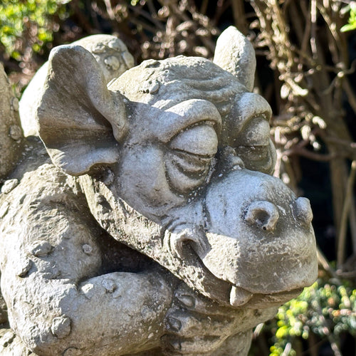 Schlummernde Drachenskulptur aus Stein
