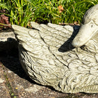 Ruhende Entenskulptur aus Stein