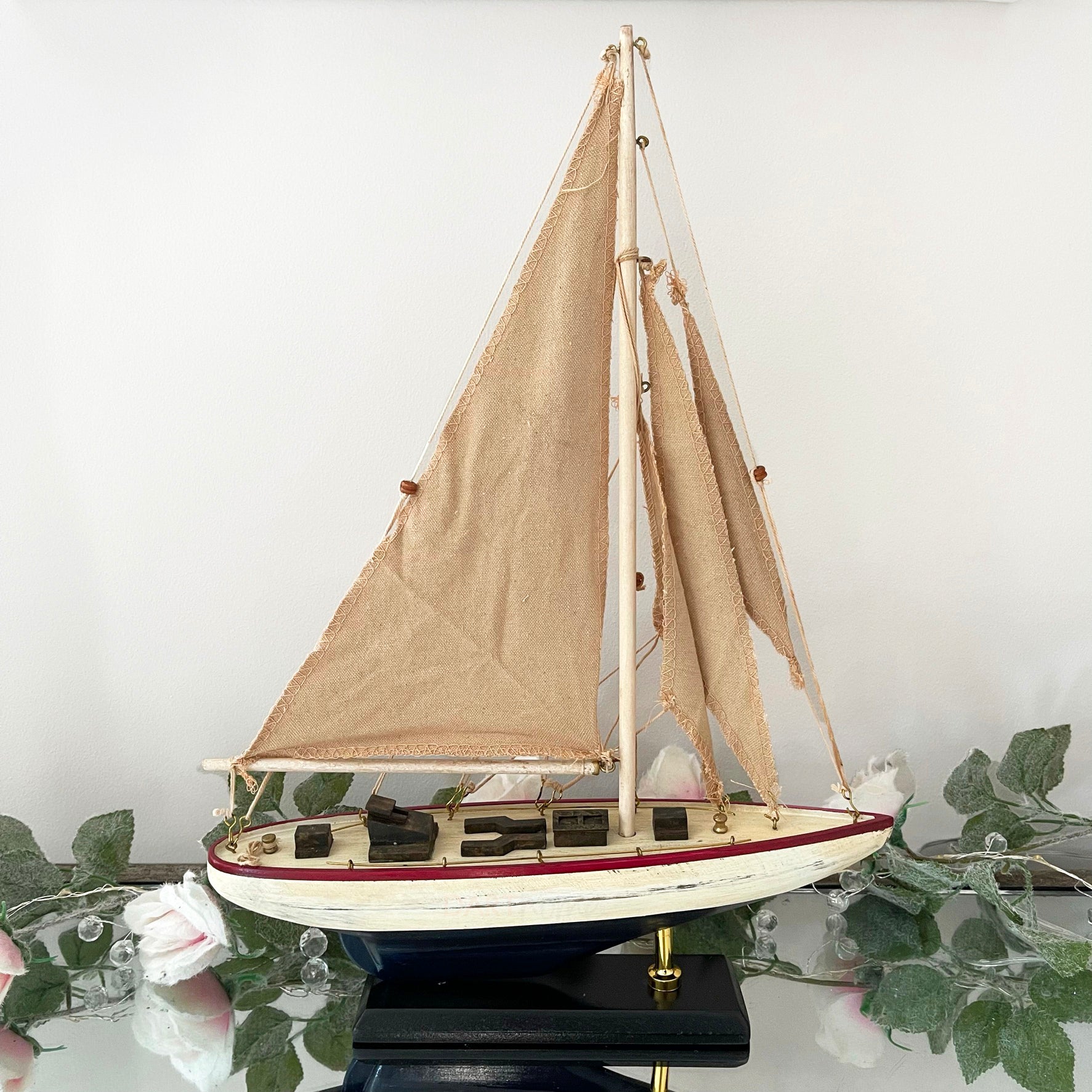 Sammelbares Rennyacht-Modellornament aus Holz, 42 cm