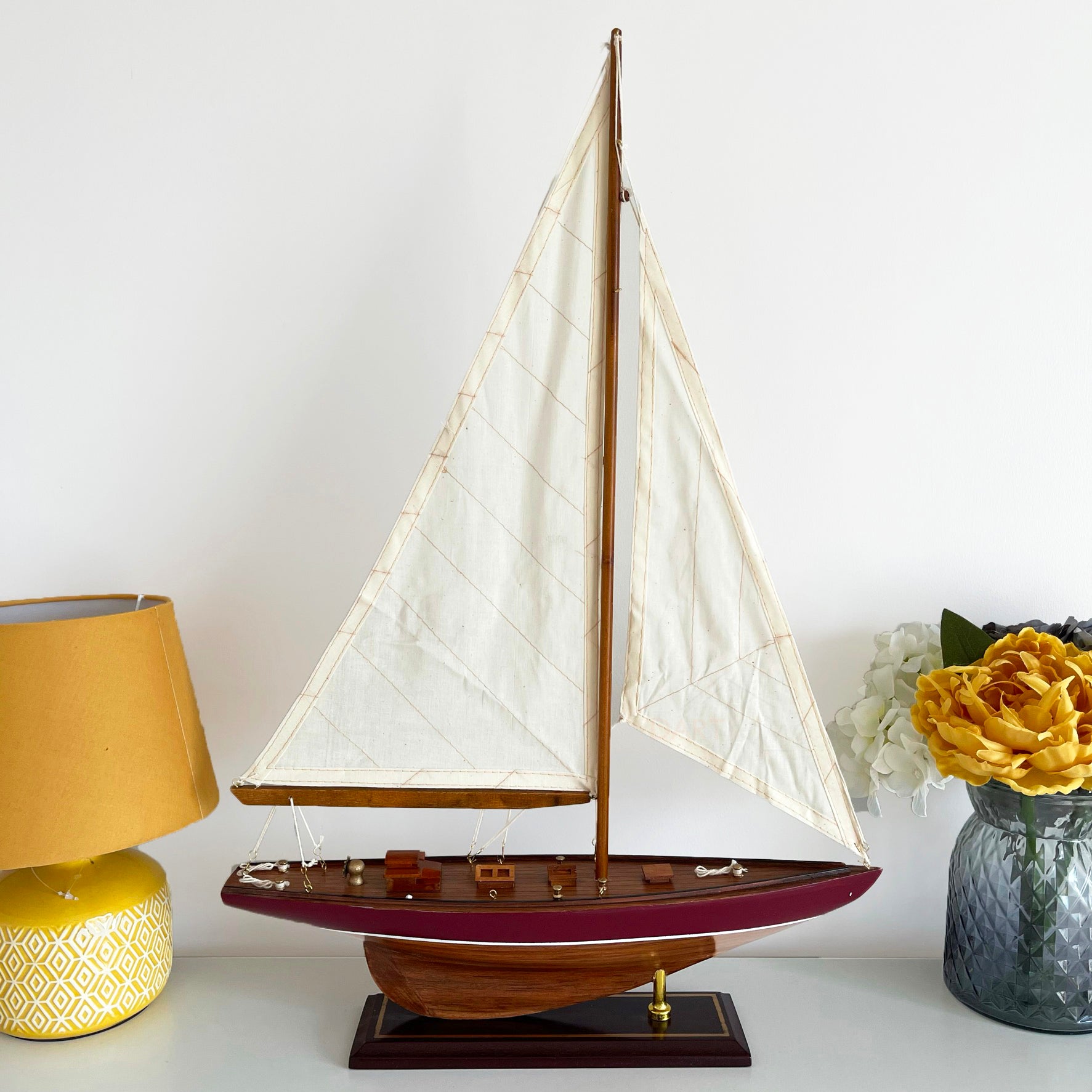 Sammelbares Modellornament für eine braune Rennyacht aus Holz, 63 cm
