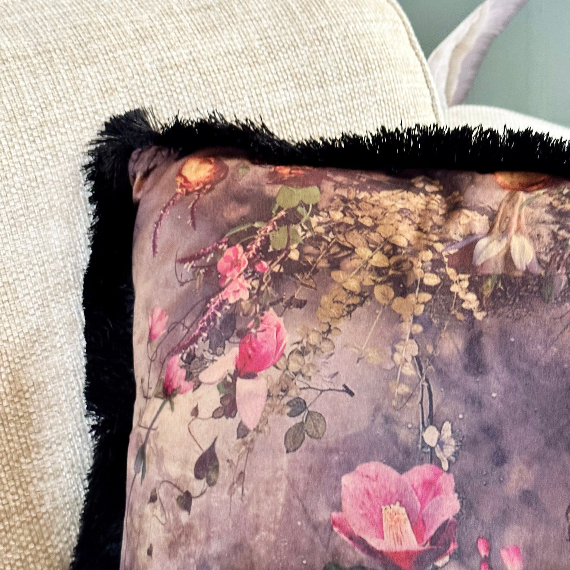 Boho-Blumensamt-Kissen mit Fransen