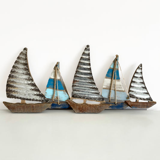 Wandkunst „Segelboot“ aus Holz und Metall, 63 cm