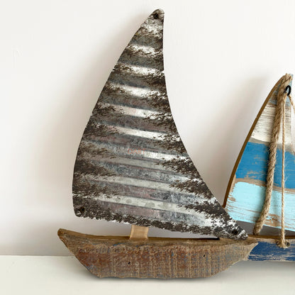 Wandkunst „Segelboot“ aus Holz und Metall, 63 cm