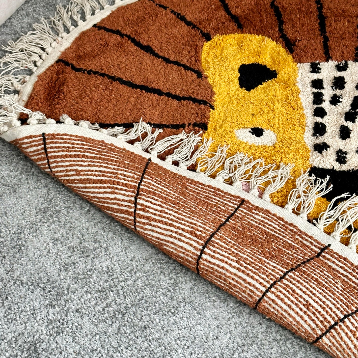 Tufted Cotton Lion Floor Rug With Tassels