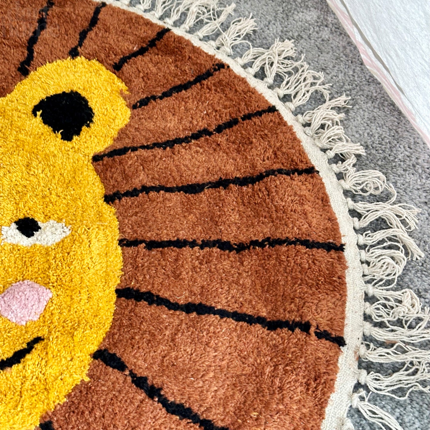 Tufted Cotton Lion Floor Rug With Tassels