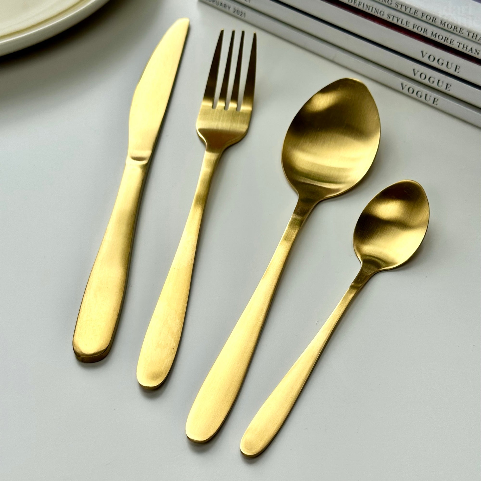 16-teiliges Besteckset aus goldfarbenem Edelstahl