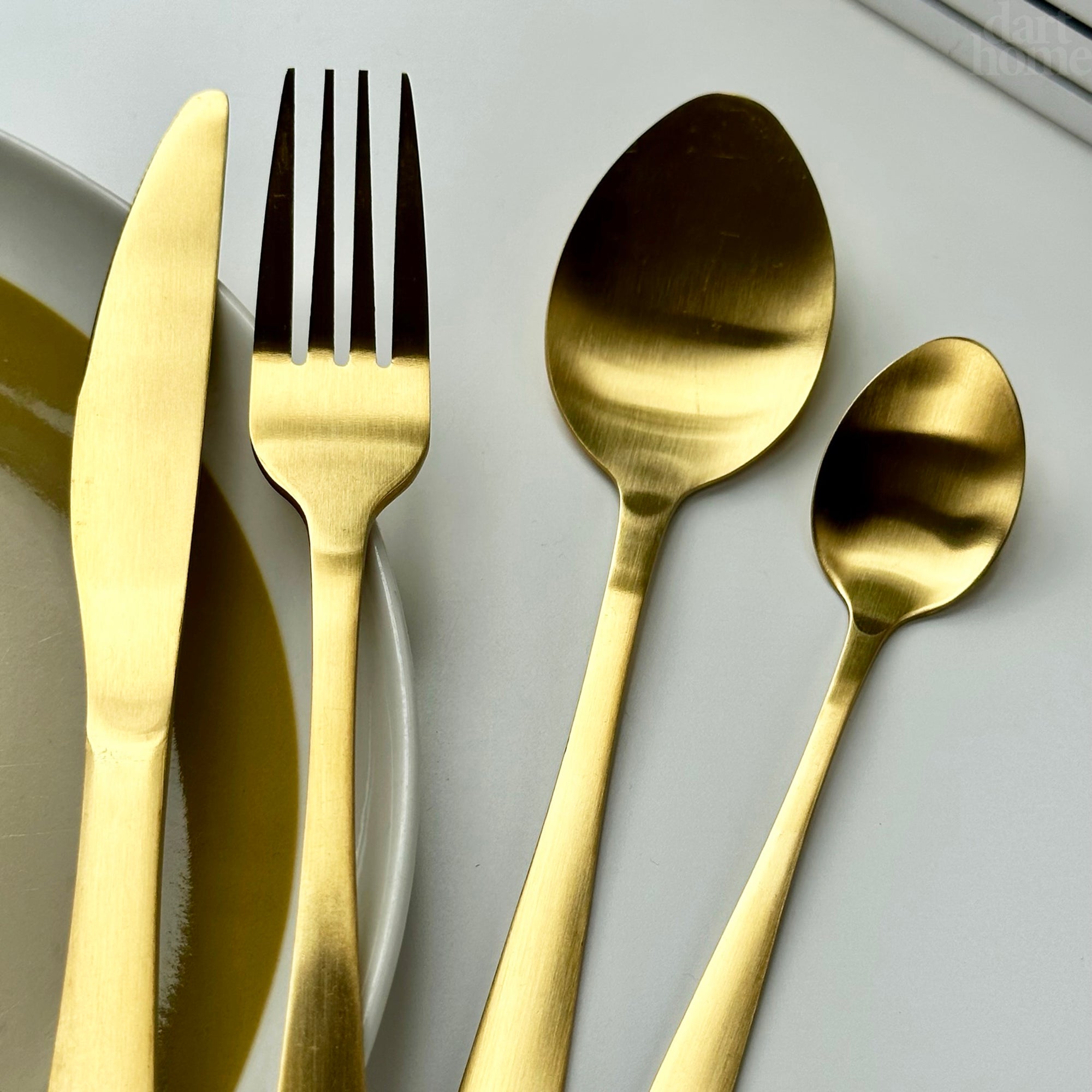 16-teiliges Besteckset aus goldfarbenem Edelstahl